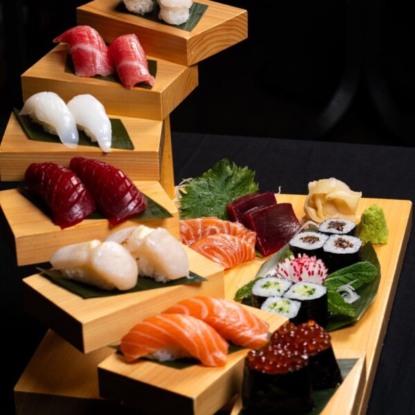 Escalera de sushi y sashimi