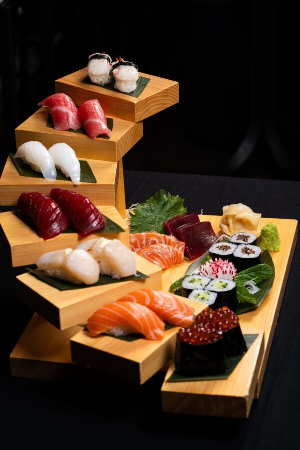 Escalera de sushi y sashimi