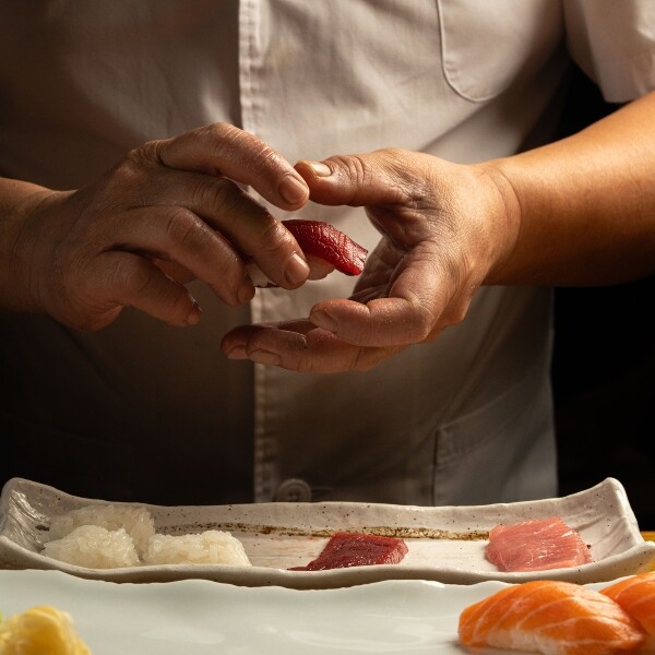 Nigiri sushi de atún y salmón