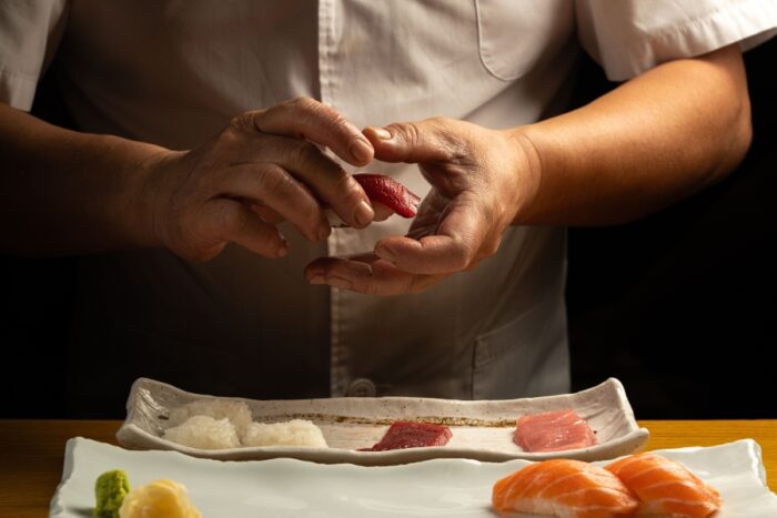 Nigiri sushi de atún y salmón